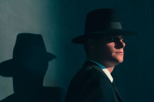 hombre con sombrero fédora