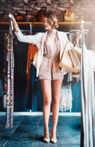 Chica pretende combinar ropa vintage con ropa actual